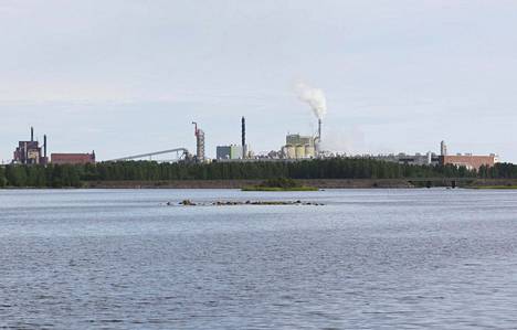 Savupiipun juurella vellova savupilvi näkyi vastarannalle Stora Enson Veitsiluodon tehtaalla kaasuräjähdyksen jälkeen.