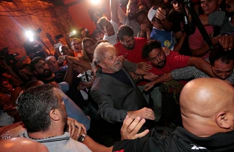 Brasilian entinen presidentti Lula da Silva poistui metallityöläisten liiton rakennuksessa lauantaina.