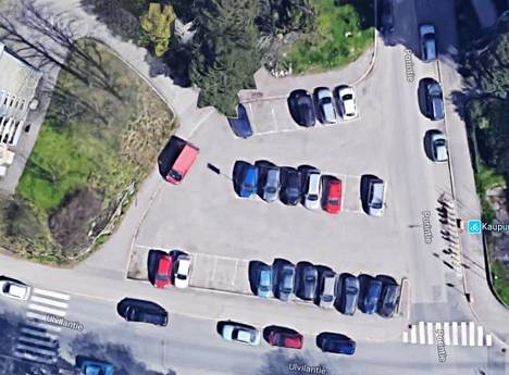 Kuvakaappaus Googlen karttapalvelusta näyttää parkkiruudut selkeästi.