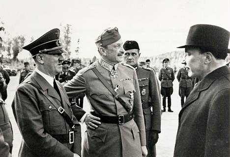 Hitler tuli Mannerheimin 75-vuotispäiville 4. kesäkuuta 1942. Mannerheimin takana W. E. Tuompo, oikealla Risto Ryti.
