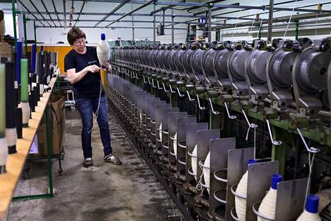 Päivi Häkkinen works with the winding machine at Pirtti Kehräämö, which winds single-stranded yarns together into double-, three- or four-thread yarns.  In the repetition, the wire is strengthened.  Häkkinen has been working in the spinning mill for 35 years.