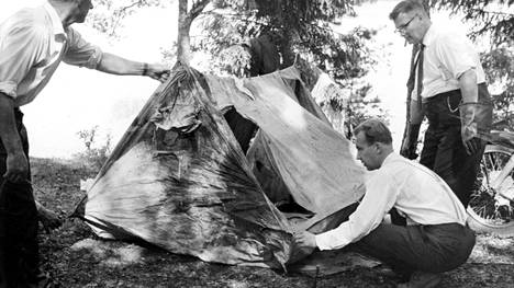 Poliisit tutkimassa telttaa Bodominjärvellä vuonna 1960. Koska kyseessä on avoin rikostapaus, lupa kuvan käyttöön on varmistettu keskusrikospoliisilta.