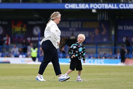 Chelsean päävalmentaja Emma Hayes käveli kentällä poikansa Harryn kanssa sunnuntain paikallisottelussa.