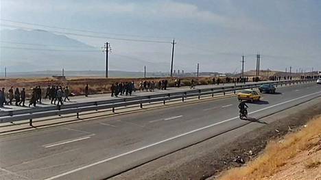Surijat kävelivät kohti hautausmaata Mahsa Aminin muistojuhlaan Saqezissa Pohjois-Iranissa keskiviikkona.