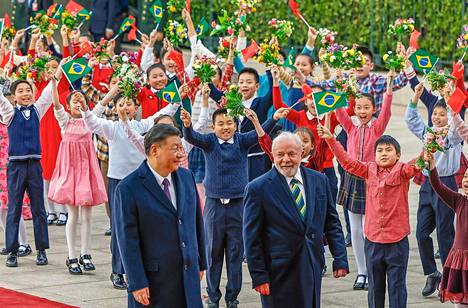 Kiinan johtaja Xi Jinping ja Brasilian presidentti Luiz Inácio Lula da Silva osallistuivat tervetuloseremoniaan Pekingissä 14. huhtikuuta. 