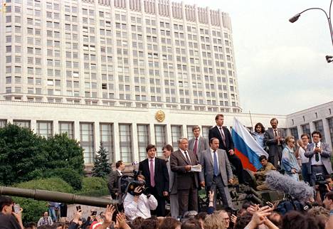 Boris Jeltsin nousi tankin päälle 19. elokuuta 1991 ja vetosi puheessaan moskovalaisiin, jotta nämä vastustaisivat vanhoillisten yritystä syrjäyttää presidentti Mihail Gorbatšov.