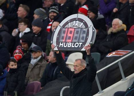 The extra time of 19 minutes shown by the fourth referee indicates the specialty of the first half.  According to the Premier League match monitoring, the opening half ended only after 27 minutes of extra time.