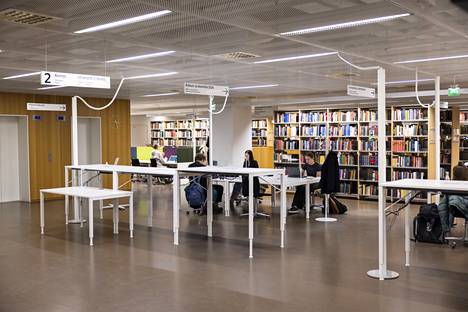 Kaisa-kirjastossa on sähköpöytiä seisaallaan opiskelua varten, mutta niitä ei 12. huhtikuuta iltapäivällä käyttänyt kukaan. 