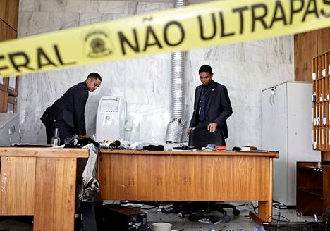 Bolsonaroa tukeneiden mellakoitsijoiden aiheuttamia tuhoja tutkittiin Brasiliassa viime maanantaina.
