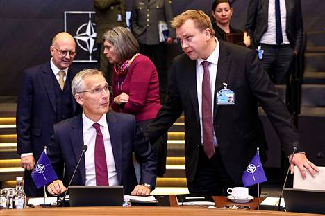 Naton pääsihteeri Jens Stoltenberg ja puolustusministeri Antti Kaikkonen Naton puolustusministerikokouksen yhteydessä torstaina. 