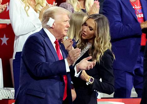 Donald Trump and his daughter-in-law Lara Trump talked in the audience of the Republican National Convention.