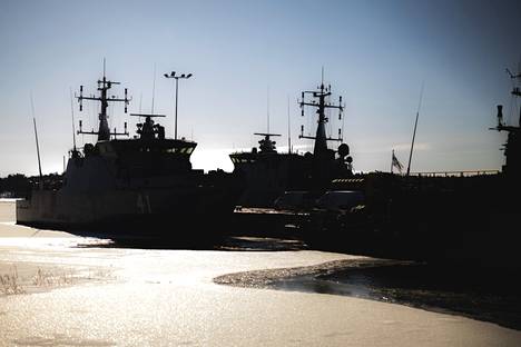 Rannikkolaivaston päätukikohta sijaitsee Turun Pansiossa. Rannikkolaivastossa koulutetaan muun muassa laivastojoukkojen aliupseereita ja miehistöä, jotka palvelevat aluksilla. Laivastossa on myös rannikkojoukkojen tehtäviä tukikohdassa, kuten sotilaspoliisin ja huollon tehtäviä.