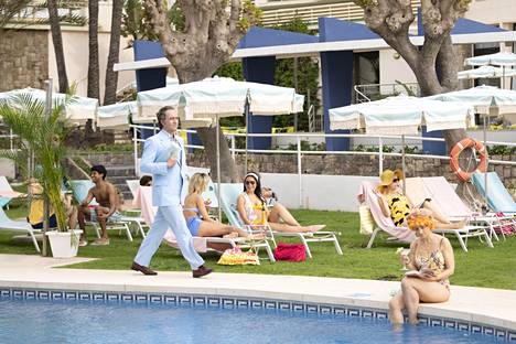 Tyylikkäistä puvuistaankin tunnettu John Stonehouse (Matthew Macfadyen) tekee erikoisen katoamistempun Miamissa. 