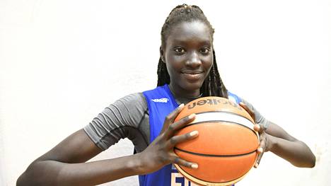 Koripallo | Naisten koripallomaajoukkueelle paha takaisku, tähtipelaaja Awak Kuierilla todettiin koronatartunta