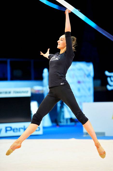 Katja Volkova harjoitteli rytmisen voimistelun kisoissa Espoossa helmikuussa 2016. 