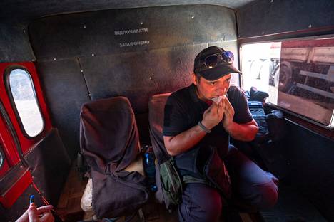 Максим Кифа в сапёрной машине на пути к месту падения очередного снаряда. Фото: Калле Копонен / HS