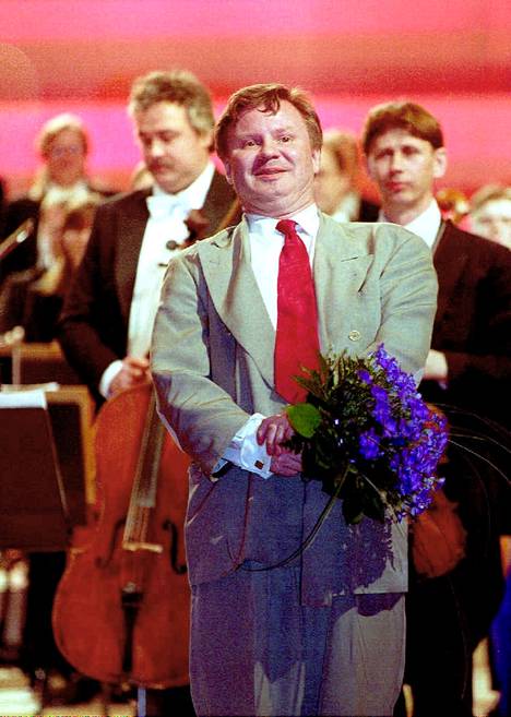 Jouni Kaipainen vastaanottamassa aplodeja toisen sinfonian kantaesityksen jälkeen Tampere-talossa 8. huhtikuuta 1994.