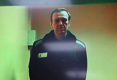 Venäläinen oppositiopoliitikko Aleksei Navalnyi osallistui oikeuden kuulemiseen videon välityksellä vankilasta 25. huhtikuuta.