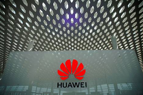 Huawein logo Shenzhenin kansainvälisellä lentokentällä Kiinassa.