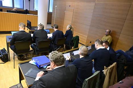 Seitsemän poliisia vastaisi tiistaina syytteisiin Helsingin käräjäoikeudessa.