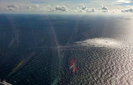 Tanskan puolustusvoimat kuvasi Nord Stream 2 -kaasuputken vuodon Bornholmin saaren läheisyydessä tiistaina.