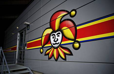 Jokereiden logo kotihallin seinässä Helsinki-areenalla. 