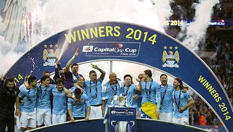 Manchester Cityn pelaajat juhlivat liigacupin voittoa.