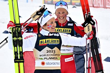 Norjan Ingvild Flugstad Østberg juhli pitkän uransa ensimmäistä viestin MM-kultaa. Takana Norjan ankkuri Anne Kjersti Kalvå.