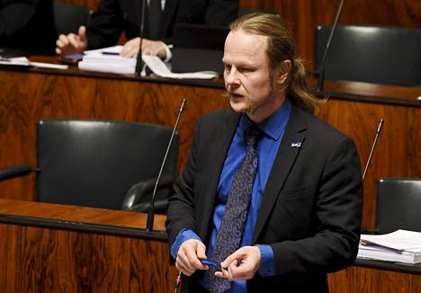 Perussuomalaisten kansanedustaja Juho Eerola kuvattuna eduskunnan täysistunnossa helmikuussa 2018.