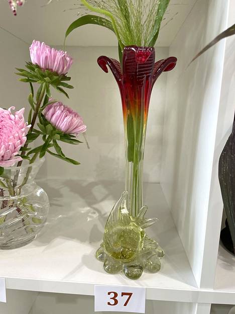 A glass fish-themed vase was also included in the competition. 