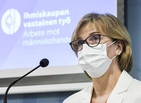 Oikeusministeri Anna-Maja Henriksson (r) puhui ihmiskaupan vastaista toimintaohjelmaa koskevassa tiedotustilaisuudessa perjantaina.