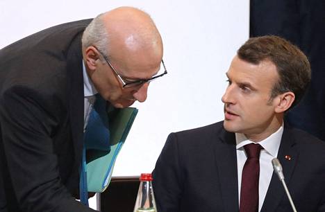 Ranskan presidentti Emmanuel Macron puhui Ranskan Yhdysvaltain-suurlähettilään Philippe Etiennen kanssa konferenssissa Pariisissa vuonna 2018. 