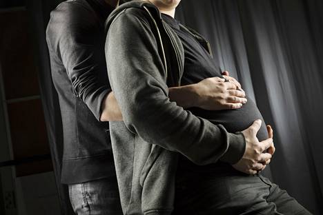 Aleksi ja Henri ovat jo osallistuneet synnytysvalmennukseen. Aleksi on seitsemännellä kuulla raskaana.