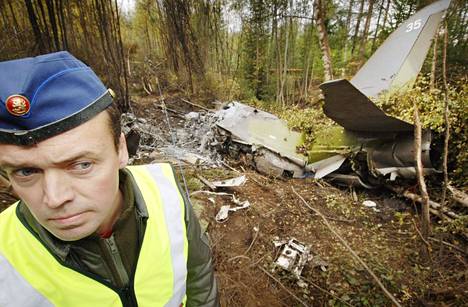 Onnettomuustutkintalautakunnan puheenjohtaja majuri Mikko Hietanen Hawkin putoamispaikalla Kruunupyyssä syyskuussa 2006.