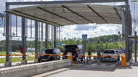 Venäläisiä matkailijoita tulossa Suomeen Nuijamaan raja-asemalla Lappeenrannassa 15. heinäkuuta.