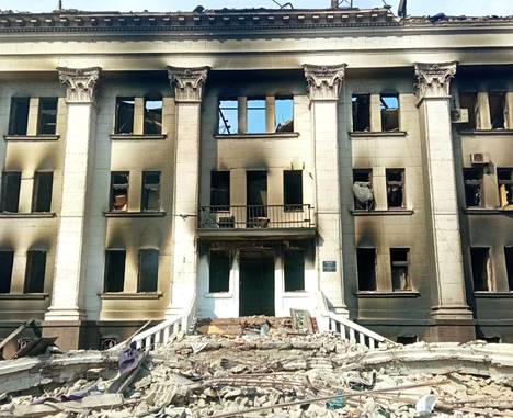 Venäläisjoukkojen iskussa tuhoutuneen Mariupolin teatterin sisäänkäynti torstaina.