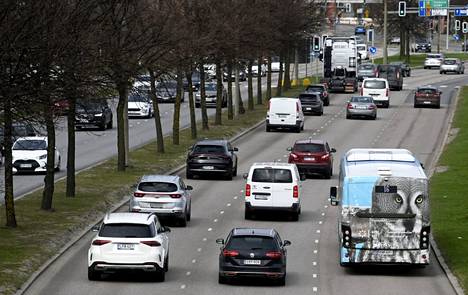 Suurin osa Helsingin liikenteen päästöistä syntyy henkilöautoista.