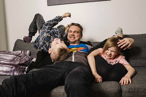 Lauri Häyrynen leikki lastensa Ronin ja Pinjan kanssa kotonaan Oulun Metsokankaalla.