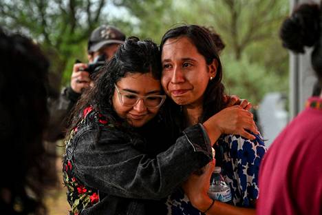 San Antoniossa asuva nainen itkee muistotilaisuudessa, joka järjestettiin perävaunussa menehtyneiden siirtolaisten muistoksi 28. kesäkuuta. 