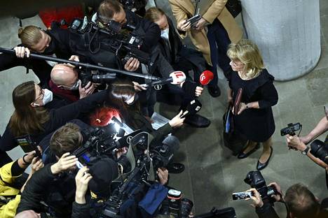 Päivi Räsänen kohtasi tiedotusvälineiden edustajat Raamattu kädessään Helsingin käräjäoikeudessa maanantaina.