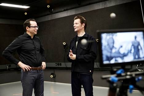 Remedyn toimitusjohtaja Tero Virtala (vasemmalla) ja luova johtaja Sami Järvi yhtiön liikkeenkaappaus- eli motion capture -studiossa.