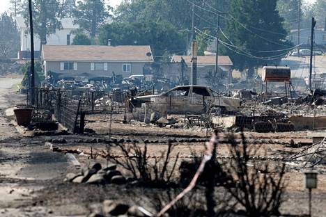Maastopalon jäljiltä tuhoutunut auto Weedin kaupungissa Siskiyoun piirikunnassa Pohjois-Kaliforniassa lauantaina.