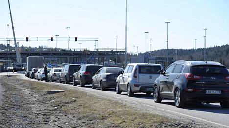 Nuijamaan rajanylityspaikan ruuhkat johtaneet vaarallisiin tilanteisiin – autojonon ohi yritetään ”innovatiivisin ratkaisuin”