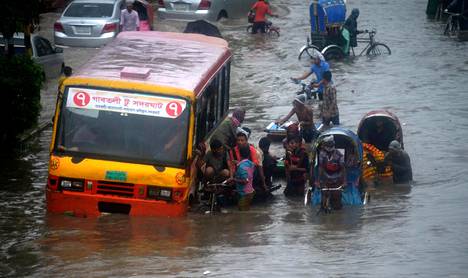 Tiet tulvivat Bangladeshin pääkaupungissa Dhakassa lokakuussa rankkojen sateiden takia.