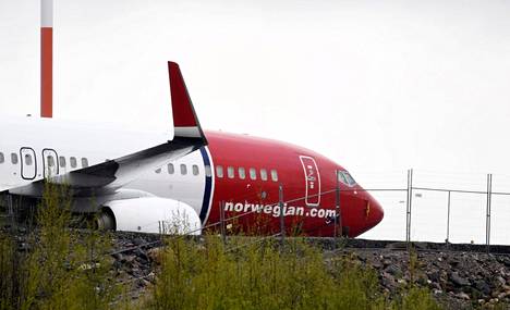 Norwegianin lentokone pysäköitynä Helsinki-Vantaan lentokentän laidalle Vantaalla 13. toukokuuta 2020.