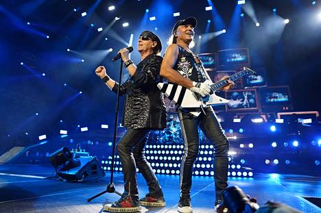 Клаус Майне и Маттиас Ябс во время концерта Scorpions в Далласе в сентябре 2022 года. Фото: Хавьер Висенсио / Zuma