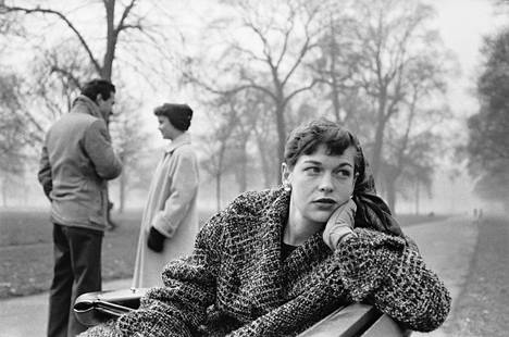 Nuori toimittaja Katharine Whitehorn 1956 Lontoon Hyde Parkissa. Tätä ennen hän oli jo ehtinyt opettaa vuoden verran englantia suomalaisille.