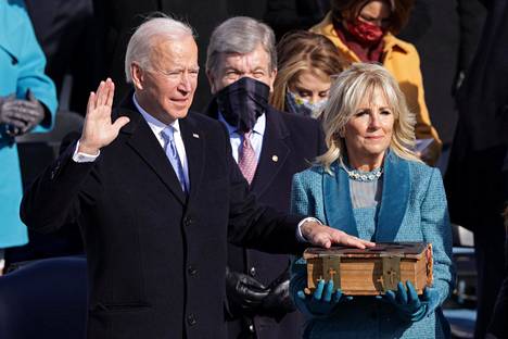 Joe Biden vannoi virkavalansa korkeimman oikeuden puheenjohtajalle Jill Biden vierellään.