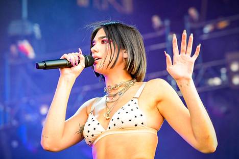 Dua Lipa esiintyi Turun Ruisrockissa kesällä 2018.