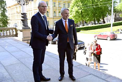 Irlannin ulkoministeri Simon Coveney (vas.) ja ulkoministeri Pekka Haavisto tapasivat tiistaina Helsingin Säätytalolla.